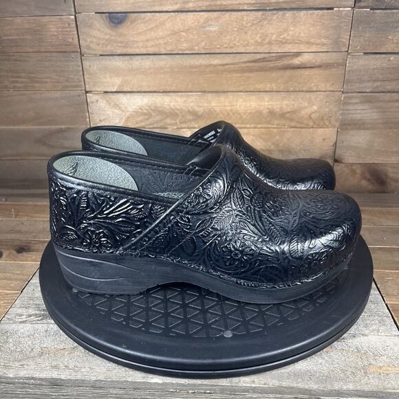 Clarks Womens Size 5.5-6 XP20 Black Embossed Tooled Leather Clog Comfort Shoes - Picture 1 of 10